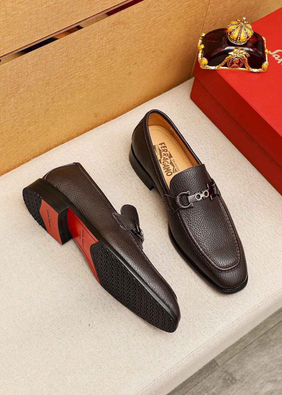 Men's shoes 💰460 💐 Product trademark: Ferragamo "Ferragamo" casual leather shoes Regular size: 38-44 (45🉑️customized) Product materials: Selected imported first-layer pebbled calfskin upper + luxury hardware buckle, imported water-dyed cow leather lining. Strong three-dimensional visual effect, original combination outsole Color: 2⃣️colors available